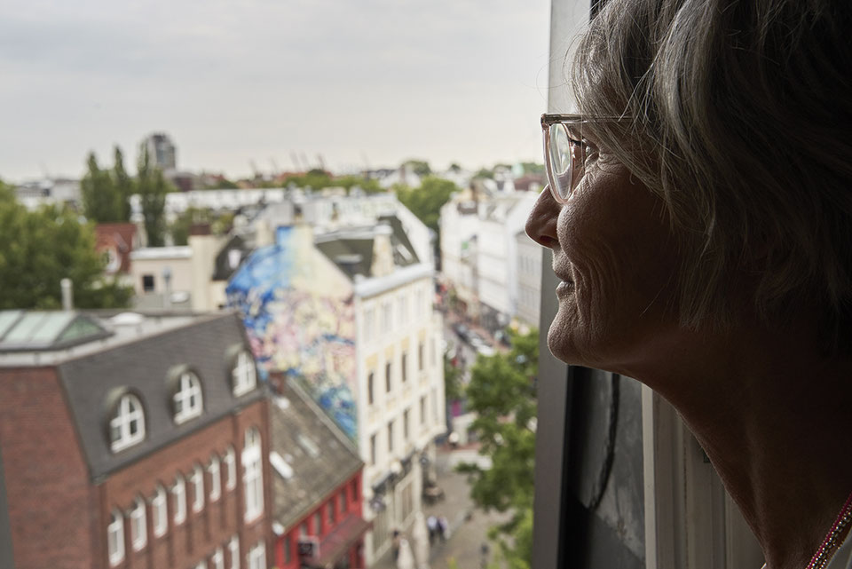 Wiebke Köhn am Praxisfenster mit Blick über Hamburg-Ottensen